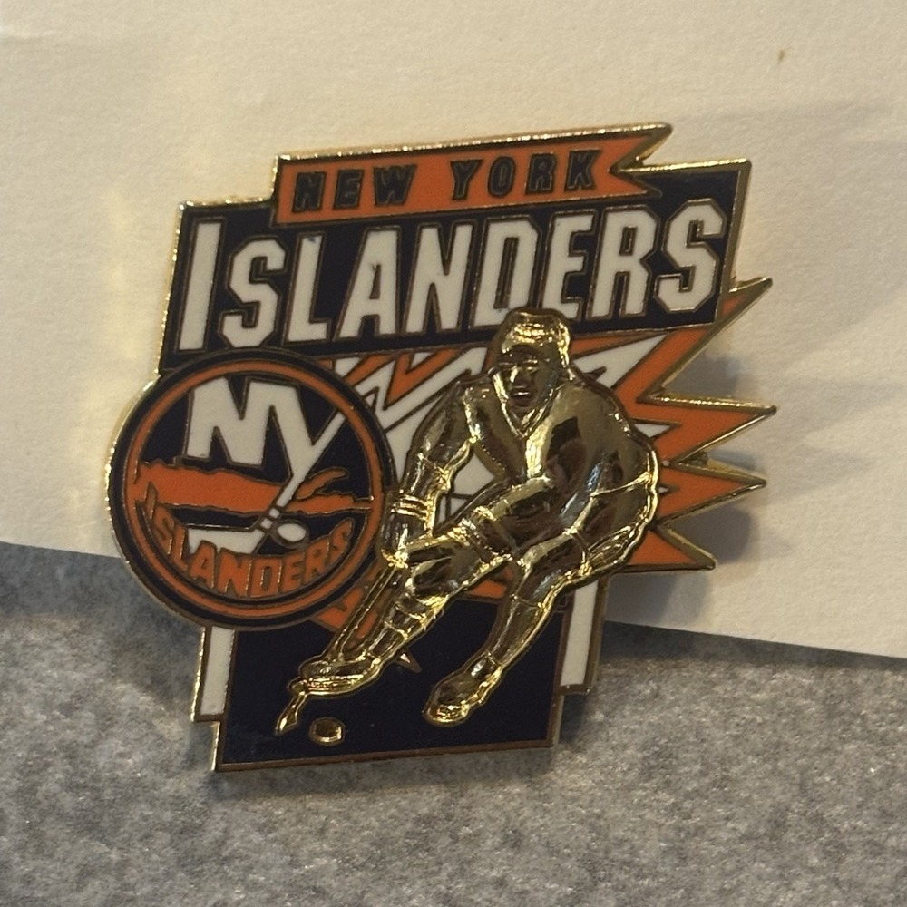 Vintage New York Islanders Logo Hockey pin Flash Player NHL 90s CCM